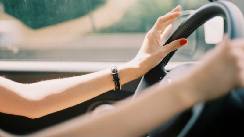 "Праваңды әкел!". Түркіменстан полициясы әйелдердің жүргізуші куәліктерін тәркілеуде