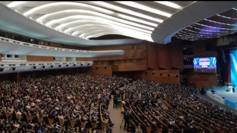 "Тәртіп сақтаңыздар!". Алматы әкімінің есептік кездесуінде шу шықты