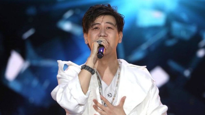 Әділхан Макин екі рет оқудан шығарып жібергенін айтты