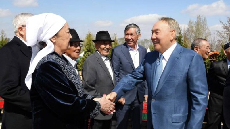 Нұрсұлтан Назарбаев өзінің сыныптастарымен кездесті