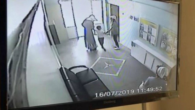 Алматыда әйел балабақшадан біреудің баласын ұрлап әкетпек болды
Тәрбиеші бейтаныс әйелге сенбейтінін айтып, бүлдіршінді бермей қойған