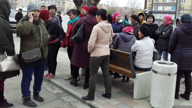 Әлеуметтік жағдайды қозғаған аналар тағы да Ақтөбе әкімдігіне барды