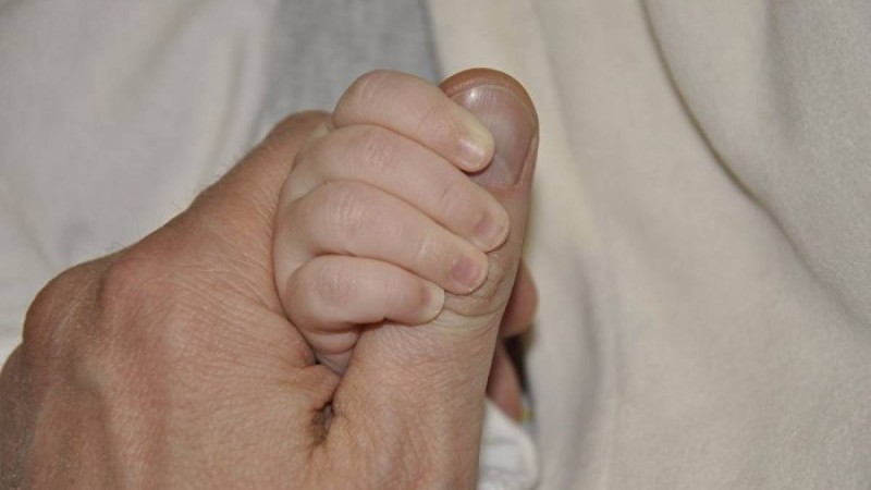 Дәрігер ата-анасының көз алдында жан тапсырған сәбиді тірілтті