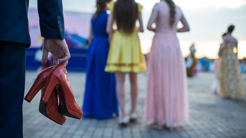 Түлектер кеші жақындап қалды: мұғалімдерге сыйлық беруге бола ма?