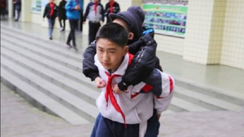 12 жастағы бала мүгедек досын 6 жыл бойы мектепке арқалап апарған - Қазақстан жаңалықтары