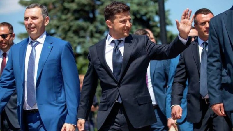 Зеленский Украинаның қорғаныс министрін итеріп жіберді – видео