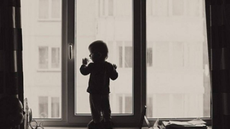 Видеошок: Қабат үйден құлаған баланы жаяу адам ұстап алған