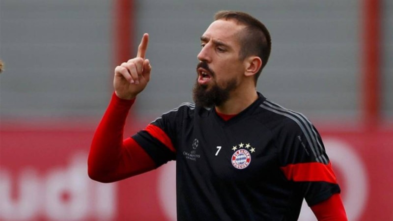 Франк Рибери бапкердің қолын алудан бас тартты