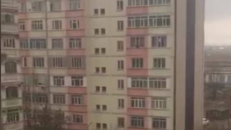 Бішкекте 17 жастағы қыз 6-шы қабаттан секірді (видео)