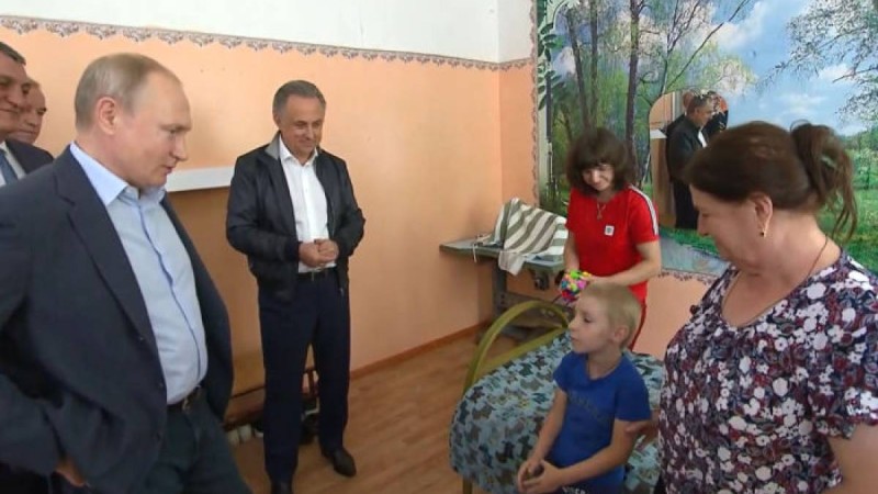 "Тәттіні көп жеме": Владимир Путин кішкентай балаға қандай уәде берді