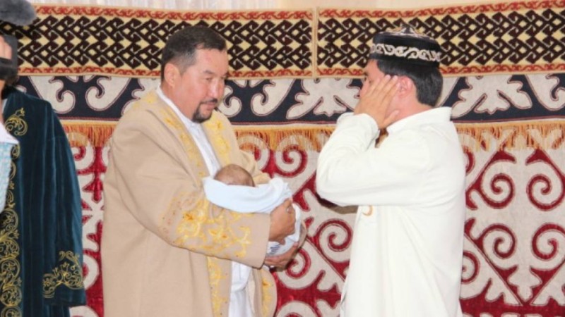 Азан шақырып ат қою. Мұсылманша есімдер