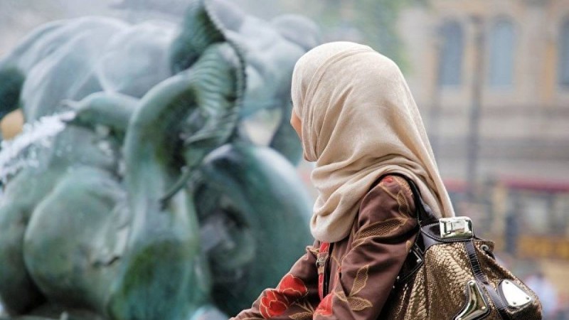 Қызды ұшаққа кірерден алдын хиджабын шешуге мәжбүрледі