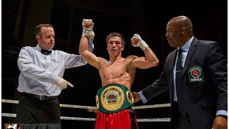 Батыр Жүкембаев екі чемпиондық белбеуді жеңіп алды – видео