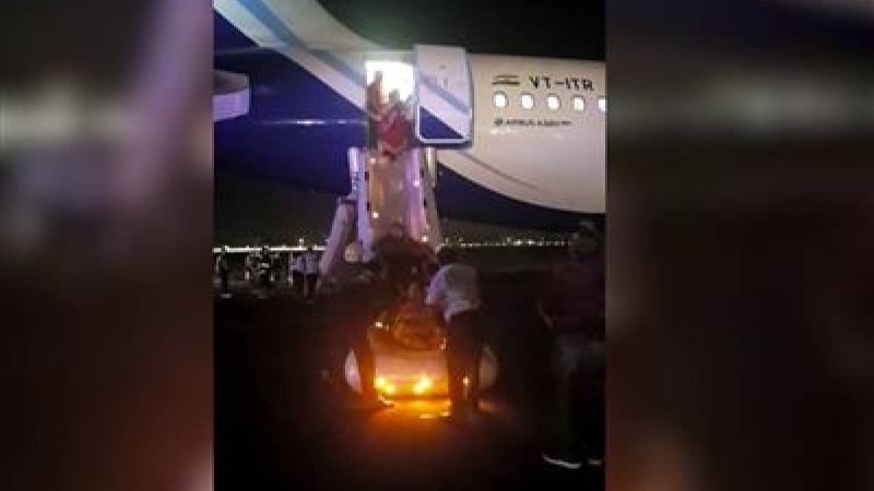 Түтіндей бастаған ұшақтан жолаушылар секіруге мәжбүр болды