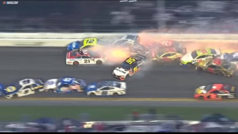12:47NASCAR жарысында алапат апат болды (видео)