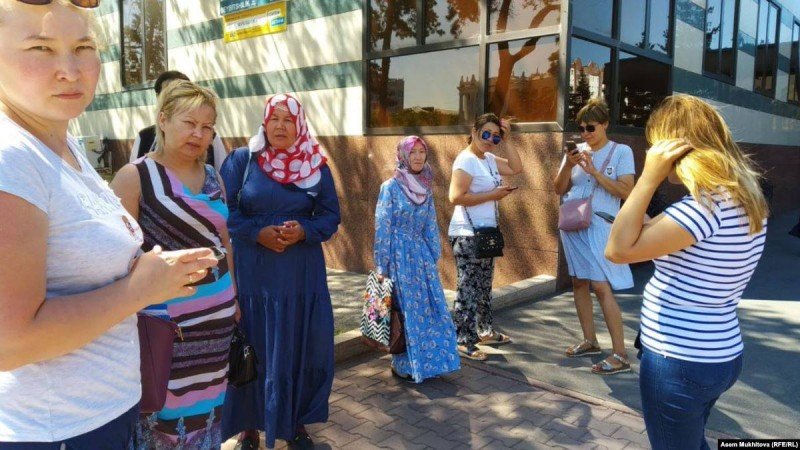 Нұр-Сұлтан әкімдігінің алдына оншақты наразы ана жиналды
