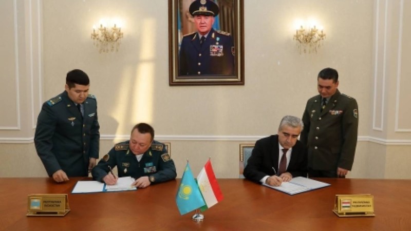 Қазақстан мен Тәжікстан әскери ынтымақтастық мәселелерін талқылады