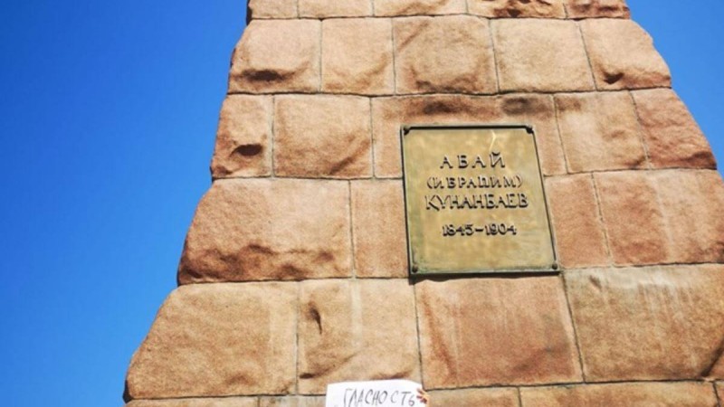 Алматыда полиция Назарбаевтың сөзі жазылған плакат ұстаған белсендіні әкетті