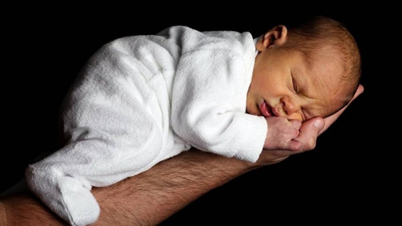 келіншек сауда орталығында босанып қалды