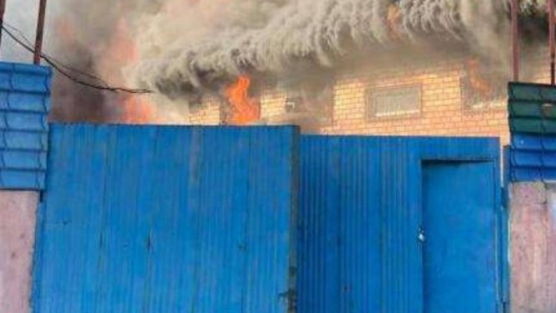 Алматыдағы өрт: Қоймада 200 тоннаға жуық бояу және лак өнімдері болуы мүмкін
Бояу және лак өнімдері сақталған қоймадан өрт шықты