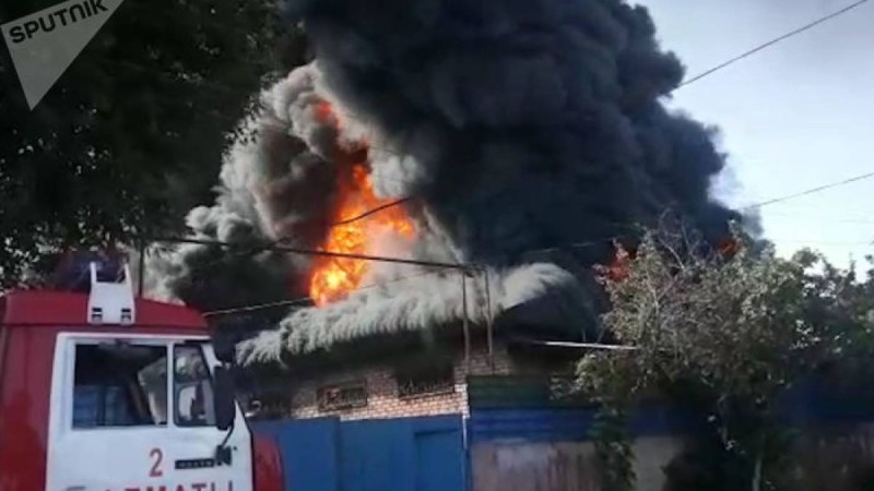 Алматыда қойма өртеніп жатыр - видео