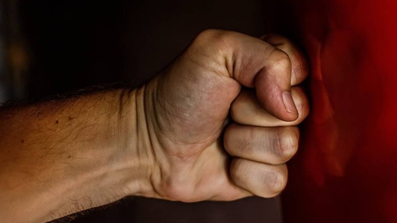 Жаяу жүргінші жол үстінде әжей мен әйелдің кеудесінен ұрып кетті – видео