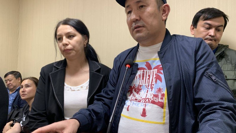 Нұр-Сұлтанда балконнан «Бойкот» деп айқайлаған белсенді екі тәулікке қамалды