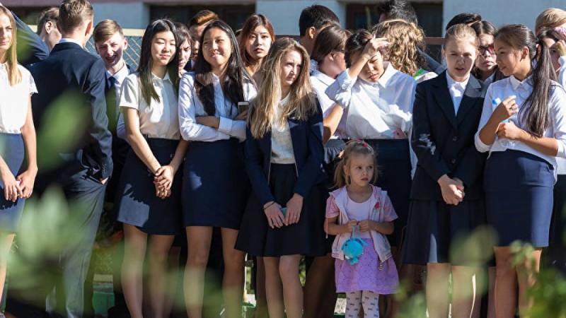 Тәжікстанда оқушылар мен мұғалімдер президенттің көз алдында естен танып құлады