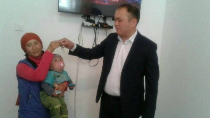 «Өз үйім болады деп үміттенбедім»: Жамбыл облысында кәсіпкер көпбалалы отбасыға пәтер сыйлады
                                Кәсіпкер: Мұқтаж отбасыларды, жағдайын көріп, оларға көмектесу Отан алдындағы парызым деп ұйғардым