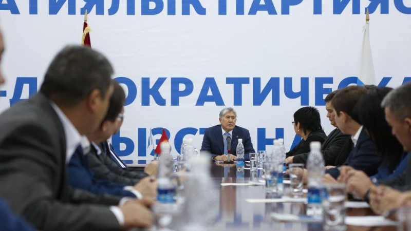 Алмазбек Атамбаев ҚСДП төрағалығынан кетіп, партиядан шықты