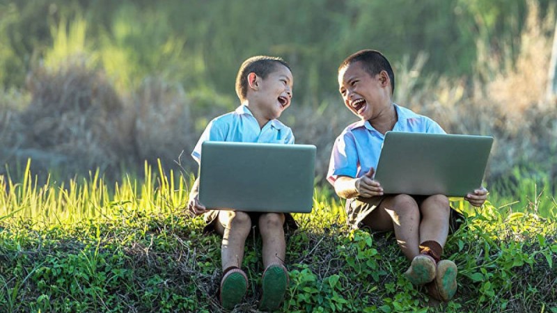 Тойда әншіге пародия жасаған қазақ баласы интернеттің жұлдызына айналды