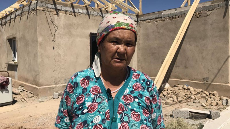 Үйлері қираған кейбір тұрғын қапалы