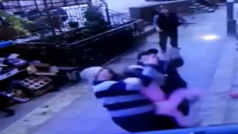 Екі азамат терезеден құлаған қызды қағып алды