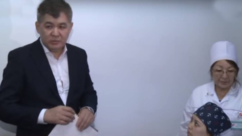 «Маған қандай көмек көрсетесіздер?»: Дәрігерлерді тексерген Біртанов науқастың рөлін сомдады - Қазақстан жаңалықтары