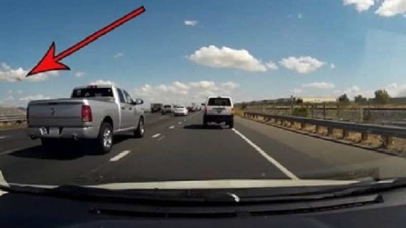 Видеошок: Апатқа ұшыраған ұшақтан секірген пилот бейнекамераға түсіп қалған