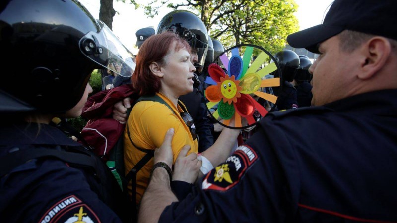 Ресейліктердің көпшілігі ЛГБТ өкілдеріне қырын қарайды