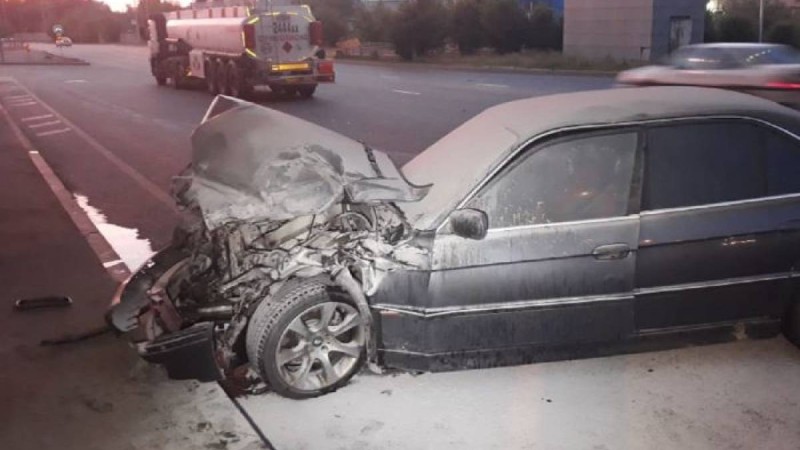 Алматы жаңалықтары: BMW жанармай таситын көлікке соғылып, өртеніп кетті