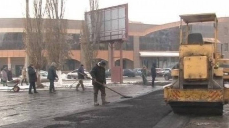 Павлодарда жұмысшылар асфальтті батпаққа төсеген
