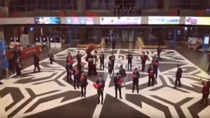 "Нұрлы Жол" вокзалының қызметкері әріптесінің қолын сұрады