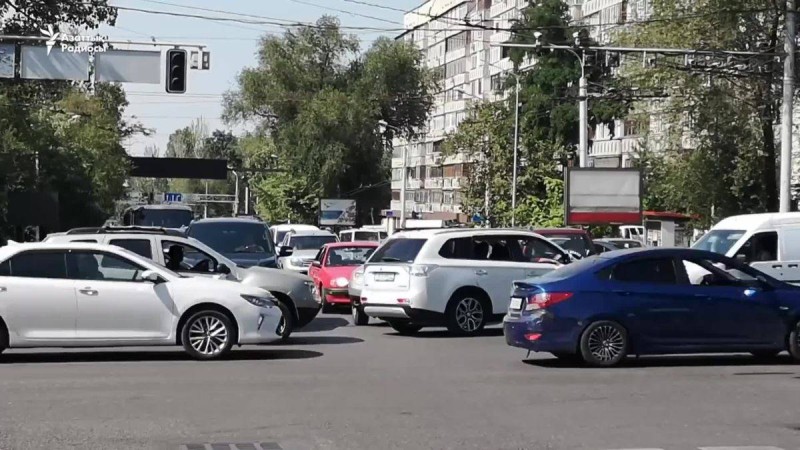 Жарықсыз қалған Алматы көшесіндегі кептеліс