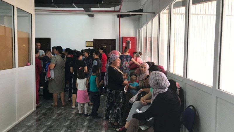 Шымкентте жұмыспен қамту орталығына келген аналар жәрдемақы талап етті