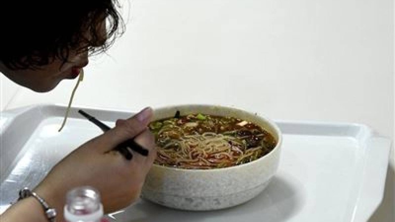 Бір ай бойы қытай кеспесін жеген қыз ауруханадан бір-ақ шықты