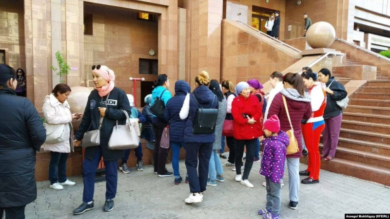 Астанада мүгедек баласы бар ондаған көп балалы ана баспана мәселесін шешуді талап етті