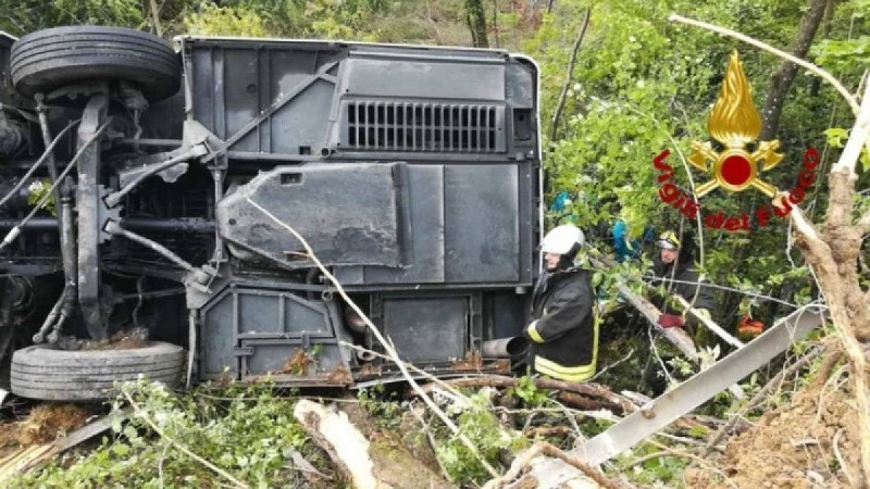 Италияда қазақстандықтар мінген автобус аварияға түсіп, төңкеріліп қалды