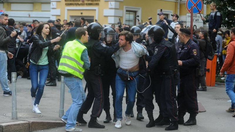 Мәскеуде бейбіт шеруге қатысқандарды полиция ұстады