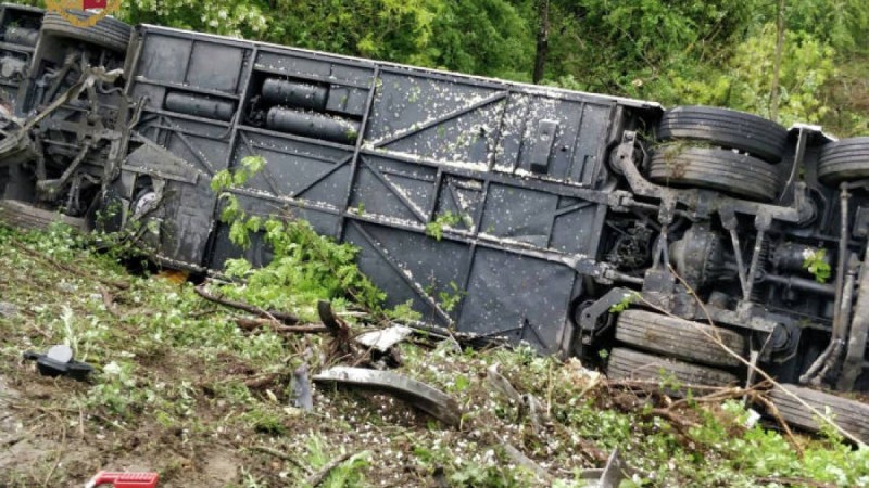 Италияда автобус аударылды: тоғыз қазақстандық зардап шекті