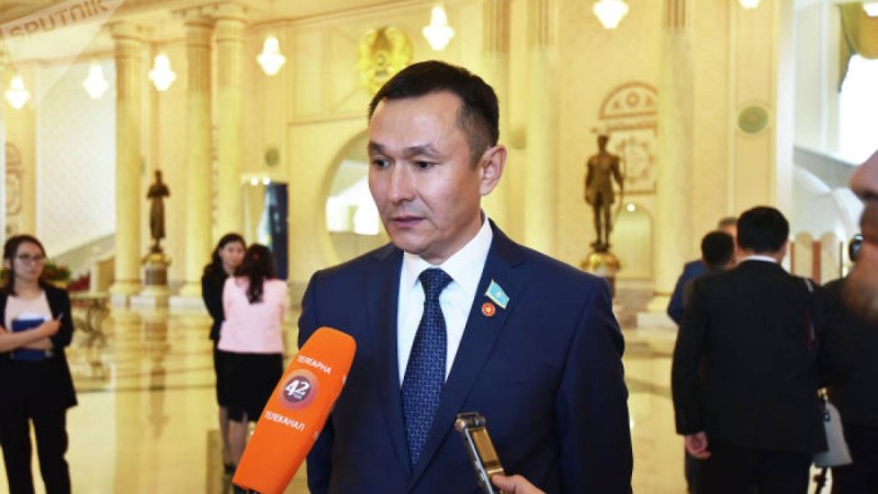 Депутат жұмысынан айырылғандарға төленетін жәрдемақыны көтеруді ұсынды