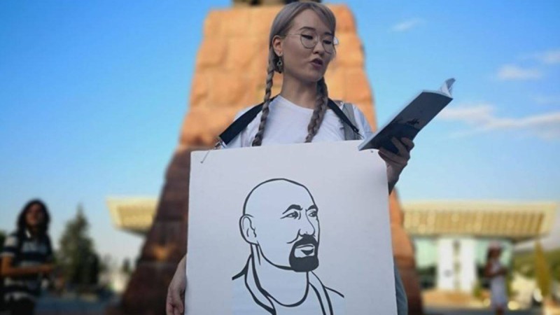 "Шаңырақ ісі" бойынша сотталғандарды босатуды талап еткен Атабектің қызын полиция алып кетті