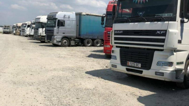 Өзбекстан қырғыз цементі тиелген көліктерді кеденде бөгеді