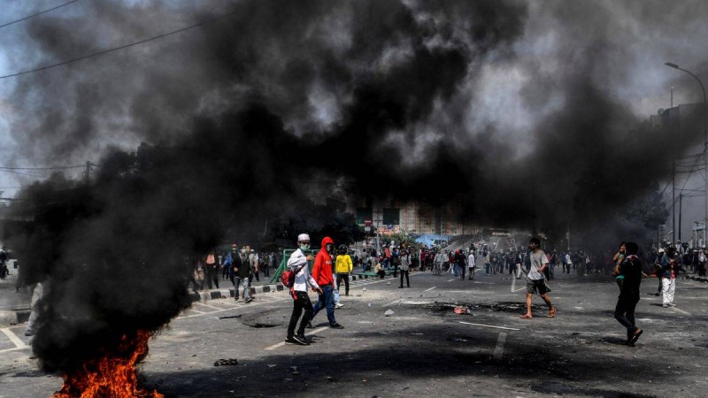 Мыңдаған адам қайта сайланған президентке қарсы шықты